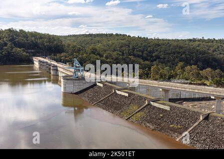 Die Wand des Warragamba-Staudamms, mit voller Kapazität von 100 % am 03. Oktober 2022 Stockfoto