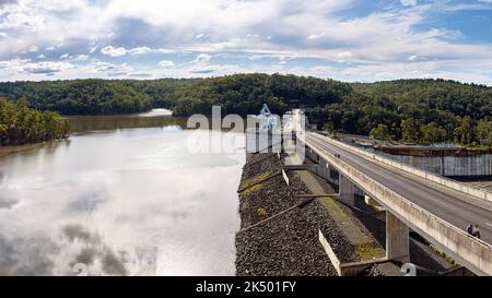 Die Wand des Warragamba-Staudamms, mit voller Kapazität von 100 % am 03. Oktober 2022 Stockfoto