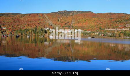 Panoramablick auf die Herbstfarben des Mont Tremblant, Kanada Stockfoto