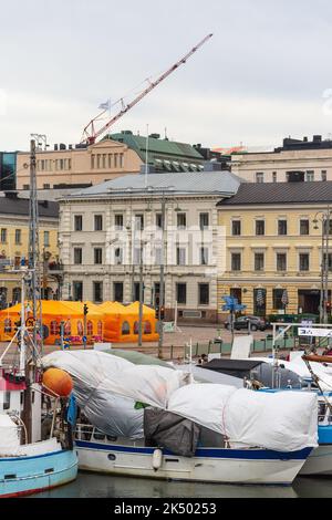 Traditioneller baltischer Heringsmarkt in Helsinki (Silakkamarkkinat) auf dem Marktplatz in Helsinki, Finnland Stockfoto