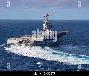 ATLANTISCHER OZEAN (Okt 29, 2019) der Flugzeugträger USS Gerald R. Ford (CVN 78) führt Hochgeschwindigkeitskurven im Atlantik durch, 29. Oktober 2019. Gerald R. Ford führt auf See Probefahrten durch, nachdem er den Teil seiner 15-monatigen Verfügbarkeit nach dem Shakedown im Hafen erreicht hat. (USA Navy Foto von Mass Communication Specialist 3. Class Connor Loessin/veröffentlicht) Stockfoto