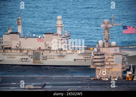 ATLANTISCHER OZEAN (20. März 2021) der Flugzeugträger USS Gerald R. Ford (CVN 78) und der italienische Marineflugzeugträger SEIN Cavour durchfahren den Atlantischen Ozean, 20. März 2021, was das erste Mal ist, dass eine Ford-Klasse und ein italienischer Carrier gemeinsam unterwegs sind. Im Rahmen der „Ready for Operations“ (RFO)-Kampagne der italienischen Marine für ihr Flaggschiff führt Cavour in Abstimmung mit der Patuxent River Integrated Test Force des F-35 Lightning II Joint Program Office Seeversuche durch, um die offizielle Zertifizierung für den sicheren Betrieb der F-35B zu erhalten. Stockfoto