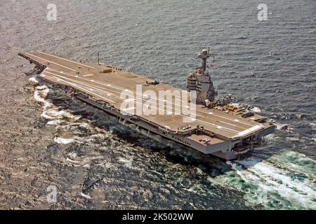 ATLANTISCHER OZEAN (28. Juli 2017) ein F/A-18F Super Hornet, das dem Lufttest- und Evaluierungs-Squadron (VX) 23 zugewiesen wurde, nähert sich dem Flugzeugträger USS Gerald R. Ford (CVN 78) wegen einer verhafteten Landung. Der Flugzeugträger führt derzeit Test- und Evaluierungsoperationen durch. (USA Navy Foto von Erik Hildebrandt/veröffentlicht) Stockfoto