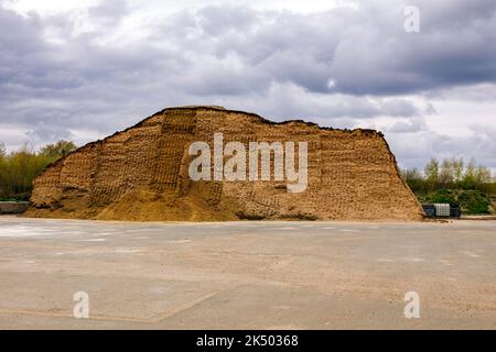 Biomasse oder Silage, die in der Biogasanlage in brennbares Gas umgewandelt wird Stockfoto