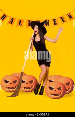 Vertikale Collage Bild von aufgeregt positive Mädchen Hexe Hand halten Besen singen isoliert auf gelben halloween-Hintergrund Stockfoto