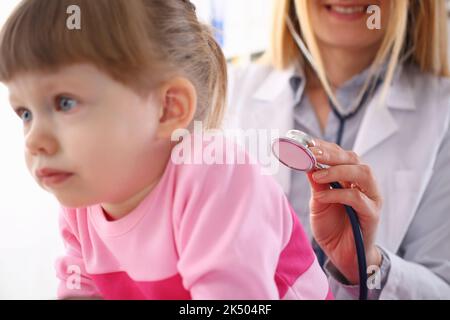 Kinderarzt hört auf die Lungen des kleinen Mädchens mit Stethoskop Stockfoto