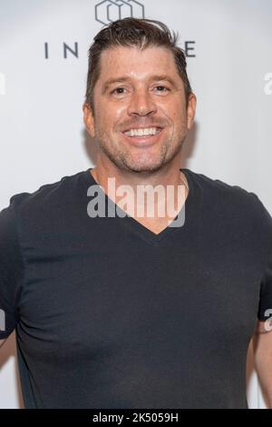 Beverly Hills, Los Angeles, USA. 04. Oktober 2022. Tom Zenner - Influencer bei der großen Eröffnung des neuen Standorts des Alessi Institute mit Influencern am Alessi Institute, Beverly Hills, CA am 4. Oktober 2022 Quelle: Eugene Powers/Alamy Live News Stockfoto