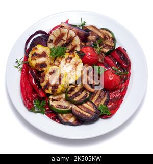 Gegrilltes Gemüse auf einer Keramikplatte mischen - Zucchini Auberginen Zwiebeln Maispilz Tomate Stockfoto
