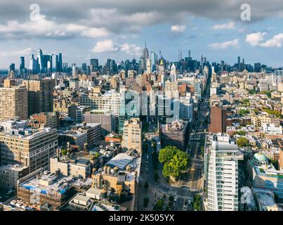 Wolkenkratzer in der Innenstadt von Manhattan. Luftaufnahme von New York City, Nachmittagslicht Stockfoto