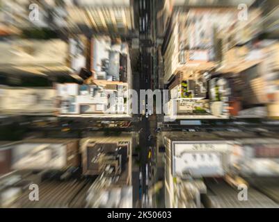 Luftaufnahme von oben nach unten auf die Gebäude in der Innenstadt von New York und die Straßenkreuzung. Manhattan Stadtlandschaft Infrastruktur mit gelben Taxis. Bewegungsunschärfe-Effekt A Stockfoto