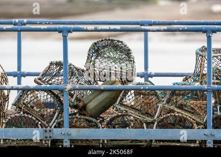 Nahaufnahme der Hummer-Töpfe des Fischers, unordentlich gestapelt mit abstraktem Muster, Angelkonzept Stockfoto