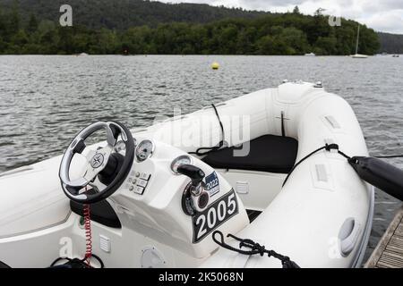 Windermere, vereinigtes Königreich Juni 18 2022 Kontrolle eines kleinen aufblasbaren PVC-Bootes. Nahaufnahme. Stockfoto