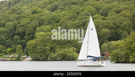 Maidstone, Kent, Vereinigtes Königreich, 20, august 2022 Rigged Yacht segeln an einem klaren Tag. Wald im Hintergrund. Stockfoto