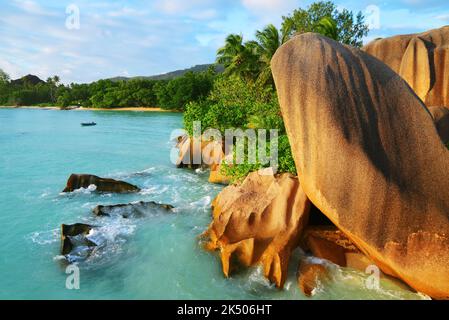 Anse Source d'Argent Strand mit großen Granitfelsen bei Sonnenuntergang. La Digue Island, Indischer Ozean, Seychellen. Tropisches Reiseziel. Stockfoto