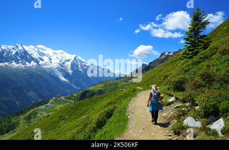 Turist auf dem Bergweg im Naturschutzgebiet Aiguilles Rouges, Graian Alps, Frankreich, Europa. Stockfoto