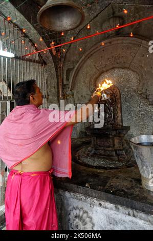 Hindu-Priester, der Puja eines Idols am Shree Kapilsidha Mallikarjun Tempel aufführt Stockfoto