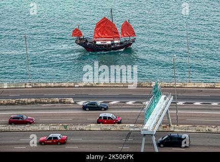 Erhöhte Autobahn und der berühmte Touristenrudel mit roten Segeln, Hongkong, China. Stockfoto