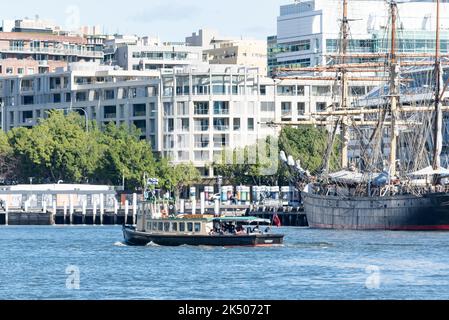 Die 1943 erbaute Royal Australian Navy (RAN) Motorstart, Harman, fuhr in Darling Harbour in der Nähe eines seiner Schwesterschiffe, dem James Craig Stockfoto