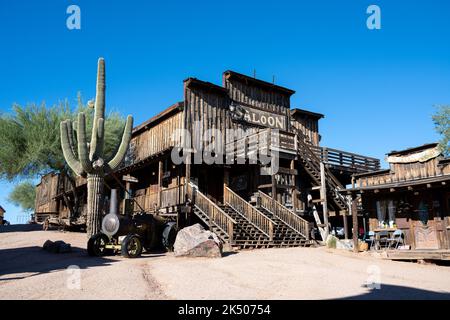 Der Mammoth Saloon befindet sich am Fuße der Superstition Mountains in der Geisterstadt Goldfield Stockfoto