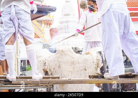 Nonthaburi, Thailand - 17. AUG 2019 - Gießen von Thonglor Buddha Statuen im Samian Nari Tempel in Chatuchak, Bangkok, Thailand. Stockfoto