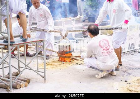 Nonthaburi, Thailand - 17. AUG 2019 - Gießen von Thonglor Buddha Statuen im Samian Nari Tempel in Chatuchak, Bangkok, Thailand. Stockfoto