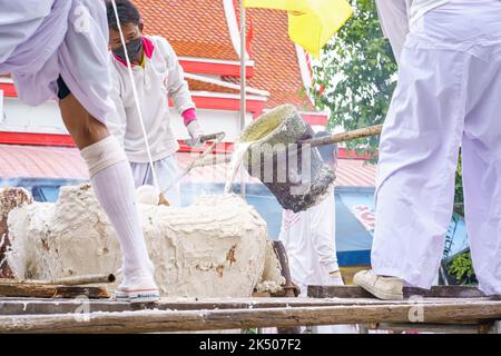 Nonthaburi, Thailand - 17. AUG 2019 - Gießen von Thonglor Buddha Statuen im Samian Nari Tempel in Chatuchak, Bangkok, Thailand. Stockfoto