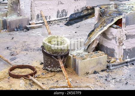 Nonthaburi, Thailand - 17. AUG 2019 - Gießen von Thonglor Buddha Statuen im Samian Nari Tempel in Chatuchak, Bangkok, Thailand. Stockfoto