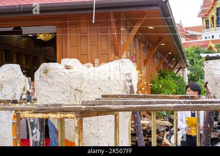 Nonthaburi, Thailand - 17. AUG 2019 - Gießen von Thonglor Buddha Statuen im Samian Nari Tempel in Chatuchak, Bangkok, Thailand. Stockfoto