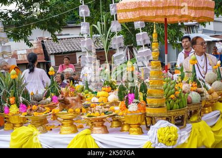 Nonthaburi, Thailand - 17. AUG 2019 - Gießen von Thonglor Buddha Statuen im Samian Nari Tempel in Chatuchak, Bangkok, Thailand. Stockfoto