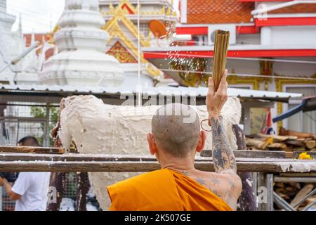 Nonthaburi, Thailand - 17. AUG 2019 - Gießen von Thonglor Buddha Statuen im Samian Nari Tempel in Chatuchak, Bangkok, Thailand. Stockfoto