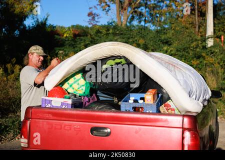 Bloomington, Usa. 05. Oktober 2022. Harry Collins von der Bloomington Homeless Coalition hilft den Bewohnern eines Obdachlosenlagers auf der Westseite von Bloomington, sich zu bewegen, nachdem sie in Bloomington vertrieben wurden. Die Bewohner des Lagers sagten, dass die Polizei sie bis 5 Uhr gab, um sich zu bewegen oder wegen Hausfriedensbruch verhaftet zu werden. Kredit: SOPA Images Limited/Alamy Live Nachrichten Stockfoto