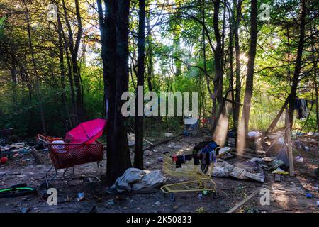 Bloomington, Usa. 05. Oktober 2022. Ein Obdachlosenlager auf der Westseite von Bloomington ist in Unordnung, nachdem die Bewohner in Bloomington vertrieben wurden. Die Bewohner des Lagers sagten, dass die Polizei sie bis 5 Uhr gab, um das Lager zu verlassen oder wegen Hausfriedensbruch verhaftet zu werden. Kredit: SOPA Images Limited/Alamy Live Nachrichten Stockfoto