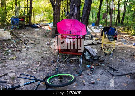 Bloomington, Usa. 05. Oktober 2022. Ein Obdachlosenlager auf der Westseite von Bloomington ist in Unordnung, nachdem die Bewohner in Bloomington vertrieben wurden. Die Bewohner des Lagers sagten, dass die Polizei sie bis 5 Uhr gab, um das Lager zu verlassen oder wegen Hausfriedensbruch verhaftet zu werden. Kredit: SOPA Images Limited/Alamy Live Nachrichten Stockfoto