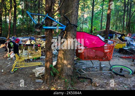 Bloomington, Usa. 05. Oktober 2022. Ein Obdachlosenlager auf der Westseite von Bloomington ist in Unordnung, nachdem die Bewohner in Bloomington vertrieben wurden. Die Bewohner des Lagers sagten, dass die Polizei sie bis 5 Uhr gab, um das Lager zu verlassen oder wegen Hausfriedensbruch verhaftet zu werden. Kredit: SOPA Images Limited/Alamy Live Nachrichten Stockfoto