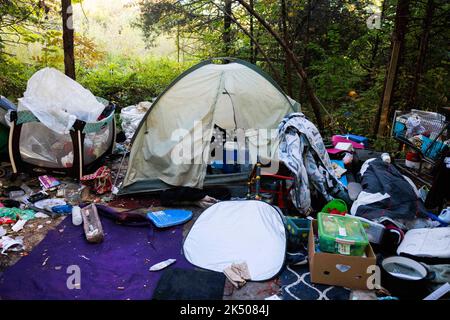 Bloomington, Usa. 05. Oktober 2022. Ein Obdachlosenlager auf der Westseite von Bloomington ist in Unordnung, nachdem die Bewohner in Bloomington vertrieben wurden. Die Bewohner des Lagers sagten, dass die Polizei sie bis 5 Uhr gab, um das Lager zu verlassen oder wegen Hausfriedensbruch verhaftet zu werden. Kredit: SOPA Images Limited/Alamy Live Nachrichten Stockfoto