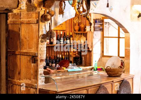 Mittelalterliche Szene. Mittelalterliches Haus mit Dekoration aus dieser Zeit in Spanien. Stockfoto