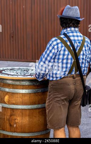 Feiern des deutschen oktoberfestes in Spanien mit traditionellen Kostümen. Stockfoto