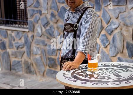 Feiern des deutschen oktoberfestes in Spanien mit traditionellen Kostümen. Stockfoto