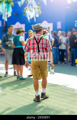 Feiern des deutschen oktoberfestes in Spanien mit traditionellen Kostümen. Stockfoto