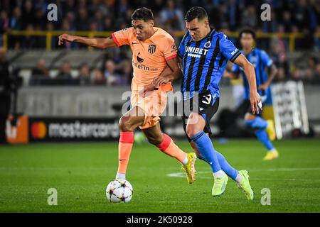 Brügge, Belgien. 4. Oktober 2022. NAHUEL MOLINA aus Atletico Madrid und FERRAN JUTGLA aus Brügge während des UEFA Champions League-Spiel der Gruppe B zwischen dem Club Brugge KV (Club Bruges KV) und Atletico Madrid im Jan-Breydel-Stadion. (Bild: © Matthieu Mirville/ZUMA Press Wire) Stockfoto