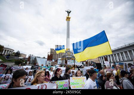 Kiew, Ukraine. 01. Oktober 2022. Verwandte ukrainischer Kriegsgefangener nehmen an einer Kundgebung Teil, in der sie um eine beschleunigte Freilassung aus russischer Gefangenschaft auf dem Unabhängigkeitsplatz in Kiew forderten. (Foto von Oleksii Chumachenko/SOPA Images/Sipa USA) Quelle: SIPA USA/Alamy Live News Stockfoto