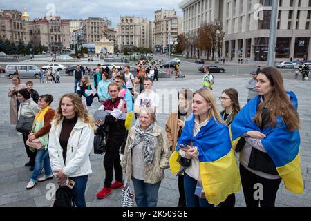 Kiew, Ukraine. 01. Oktober 2022. Verwandte ukrainischer Kriegsgefangener nehmen an einer Kundgebung Teil, in der sie um eine beschleunigte Freilassung aus russischer Gefangenschaft auf dem Unabhängigkeitsplatz in Kiew forderten. (Foto von Oleksii Chumachenko/SOPA Images/Sipa USA) Quelle: SIPA USA/Alamy Live News Stockfoto