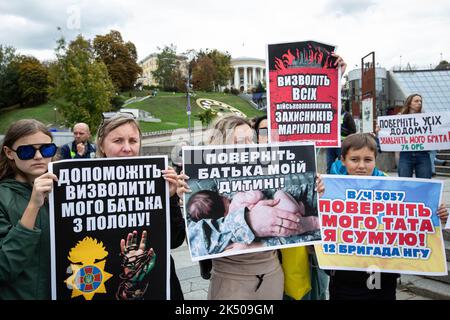 Kiew, Ukraine. 01. Oktober 2022. Verwandte ukrainischer Kriegsgefangener halten während einer Kundgebung Plakate mit der Forderung, ihre Freilassung aus russischer Gefangenschaft auf dem Unabhängigkeitsplatz in Kiew zu beschleunigen. (Foto von Oleksii Chumachenko/SOPA Images/Sipa USA) Quelle: SIPA USA/Alamy Live News Stockfoto