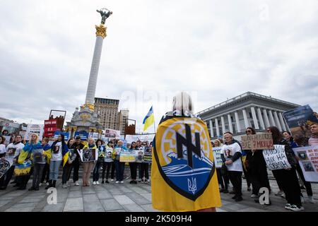 Kiew, Ukraine. 01. Oktober 2022. Verwandte ukrainischer Kriegsgefangener nehmen an einer Kundgebung Teil, in der sie um eine beschleunigte Freilassung aus russischer Gefangenschaft auf dem Unabhängigkeitsplatz in Kiew forderten. (Foto von Oleksii Chumachenko/SOPA Images/Sipa USA) Quelle: SIPA USA/Alamy Live News Stockfoto