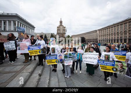 Kiew, Ukraine. 01. Oktober 2022. Verwandte ukrainischer Kriegsgefangener halten während einer Kundgebung Plakate mit der Forderung, ihre Freilassung aus russischer Gefangenschaft auf dem Unabhängigkeitsplatz in Kiew zu beschleunigen. (Foto von Oleksii Chumachenko/SOPA Images/Sipa USA) Quelle: SIPA USA/Alamy Live News Stockfoto