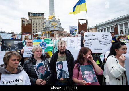 Kiew, Ukraine. 1. Oktober 2022. Angehörige ukrainischer Kriegsgefangener halten Fotos ihrer Verwandten während einer Kundgebung bereit, die die Freilassung aus russischer Gefangenschaft auf dem Unabhängigkeitsplatz in Kiew beschleunigen soll. (Bild: © Oleksii Chumachenko/SOPA Images via ZUMA Press Wire) Stockfoto