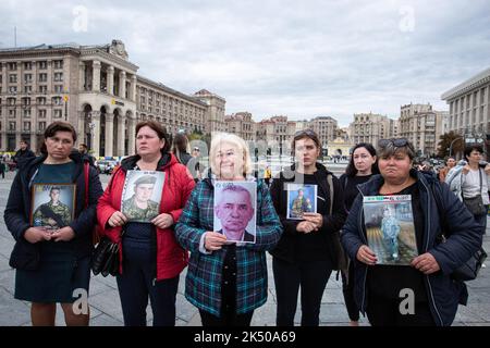 Kiew, Ukraine. 1. Oktober 2022. Angehörige ukrainischer Kriegsgefangener halten Fotos ihrer Verwandten während einer Kundgebung bereit, die die Freilassung aus russischer Gefangenschaft auf dem Unabhängigkeitsplatz in Kiew beschleunigen soll. (Bild: © Oleksii Chumachenko/SOPA Images via ZUMA Press Wire) Stockfoto