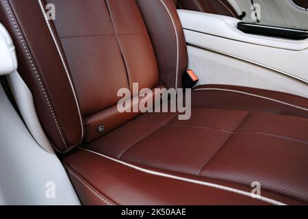 Interieur des modernen Prestige-Autos mit Ledersitzen Stockfoto