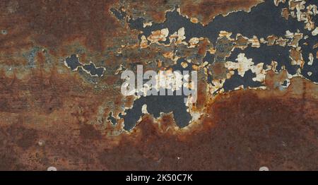 Brauner Rostfleck auf der schwarzen mit blau mit grün mit grau und silberfarben Oberfläche des Blechs, rissige und abblätternde Oberflächen Stockfoto