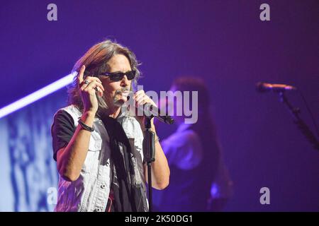 Paris, Frankreich. 04. Oktober 2022. Foreigner tritt am 4. Oktober 2022 in Paris, Frankreich, live im Konzertsaal Salle Pleyel auf. Foto von Christophe Meng/ABACAPRESS.COM Quelle: Abaca Press/Alamy Live News Stockfoto